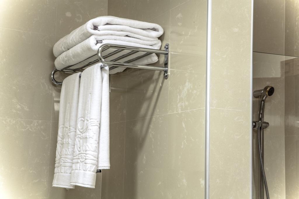 Caspian Riviera Grand Palace Hotel Aktau  Exteriör bild Towels in a bathroom