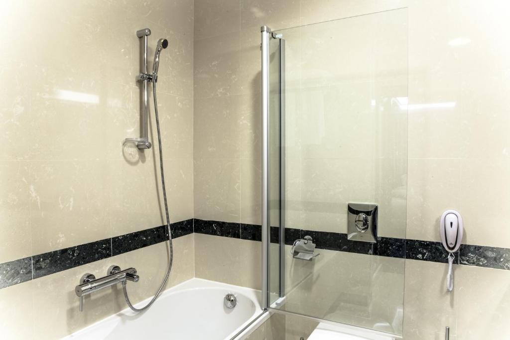 Caspian Riviera Grand Palace Hotel Aktau  Exteriör bild A shower bath