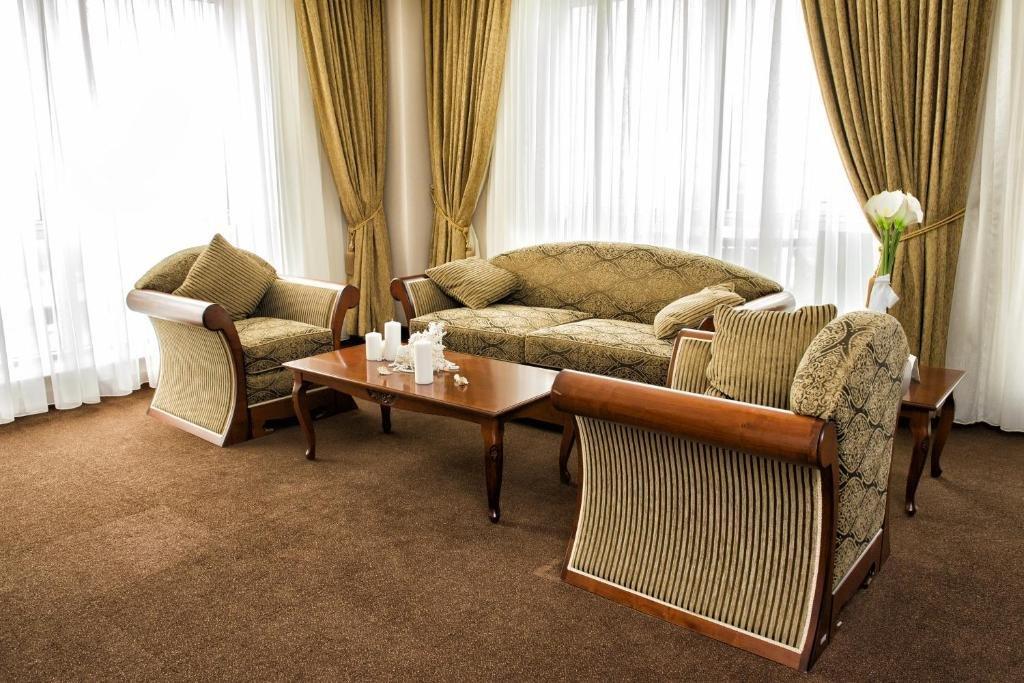 Caspian Riviera Grand Palace Hotel Aktau  Exteriör bild A living room with carpet flooring