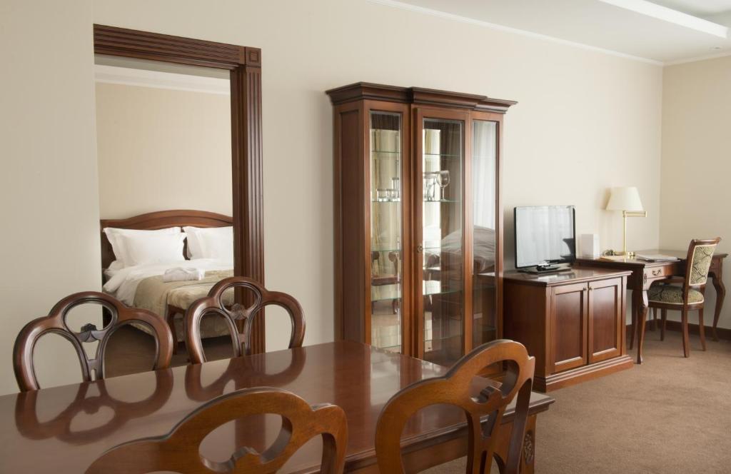 Caspian Riviera Grand Palace Hotel Aktau  Exteriör bild A typical room at the hotel