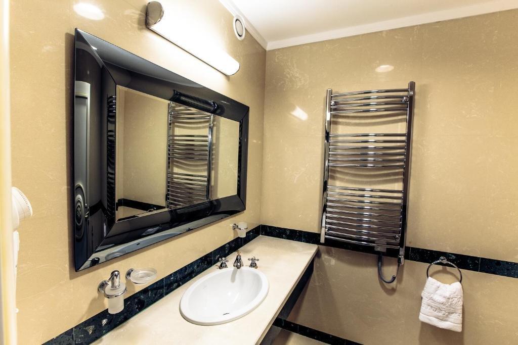 Caspian Riviera Grand Palace Hotel Aktau  Exteriör bild A heated towel rail