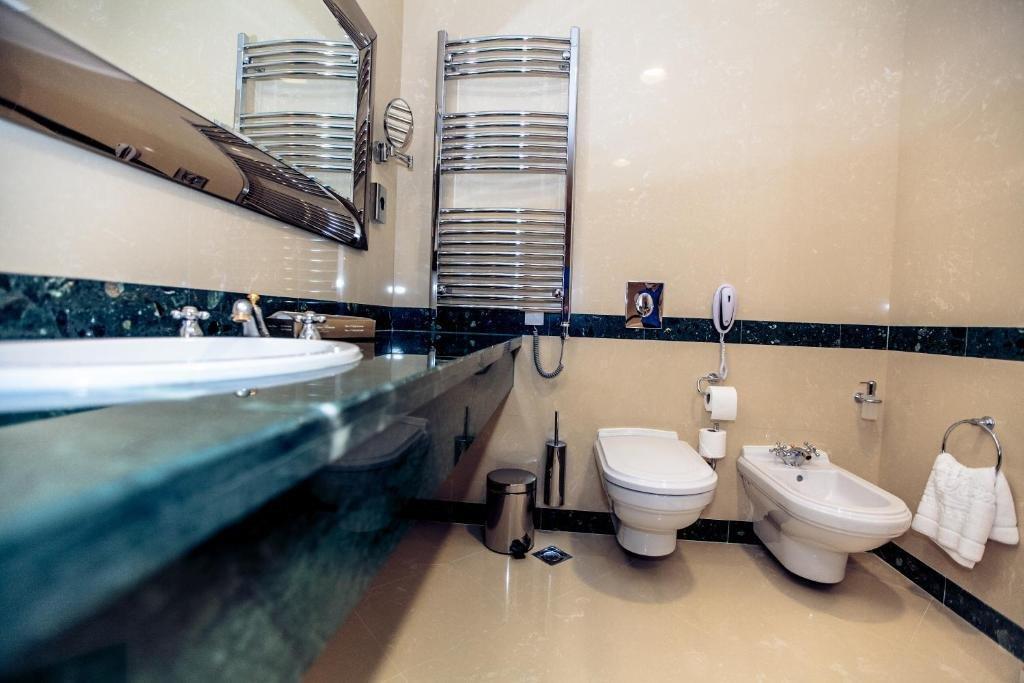 Caspian Riviera Grand Palace Hotel Aktau  Exteriör bild A modern bathroom