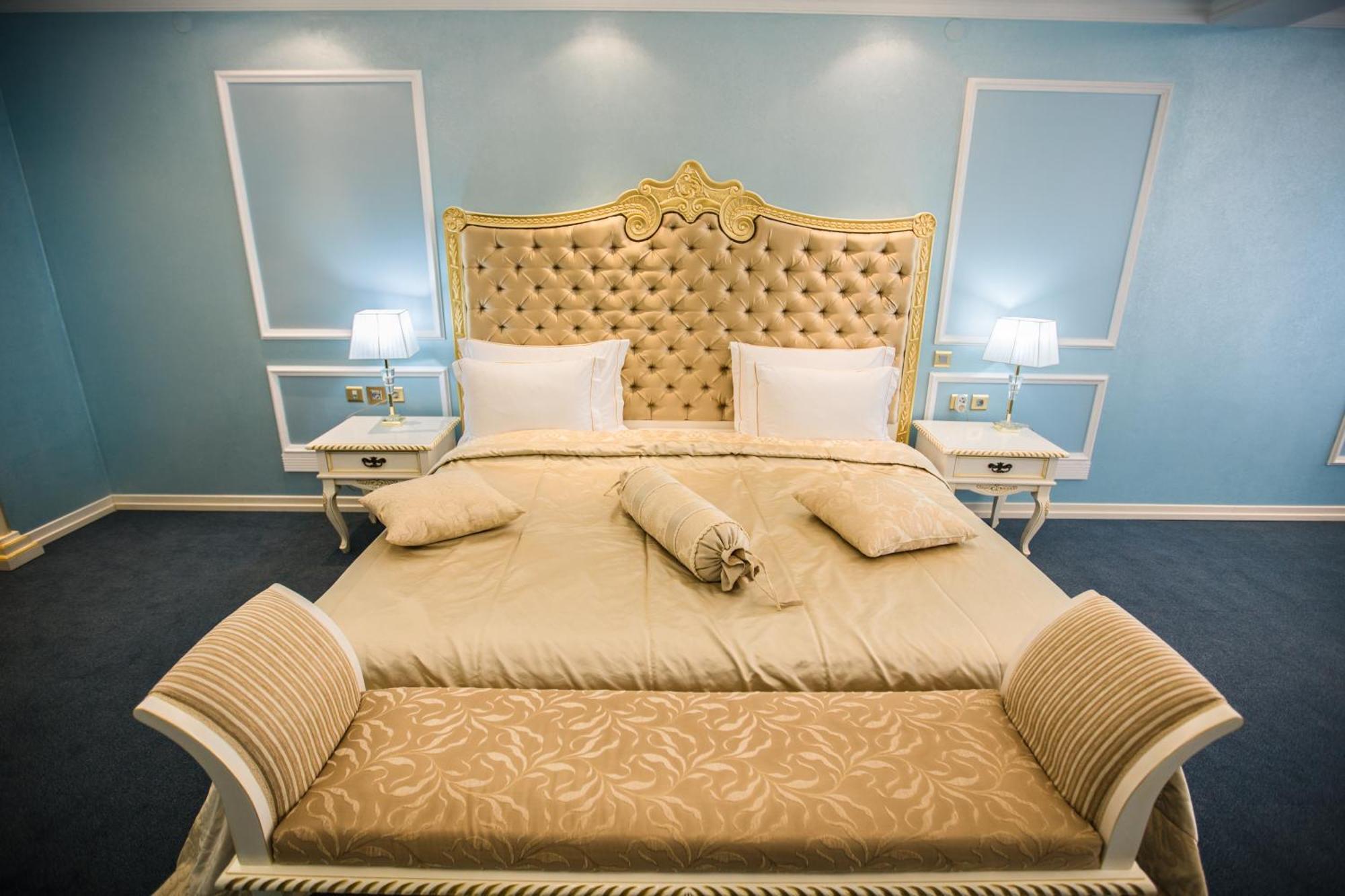 Caspian Riviera Grand Palace Hotel Aktau  Exteriör bild A bedroom in the hotel