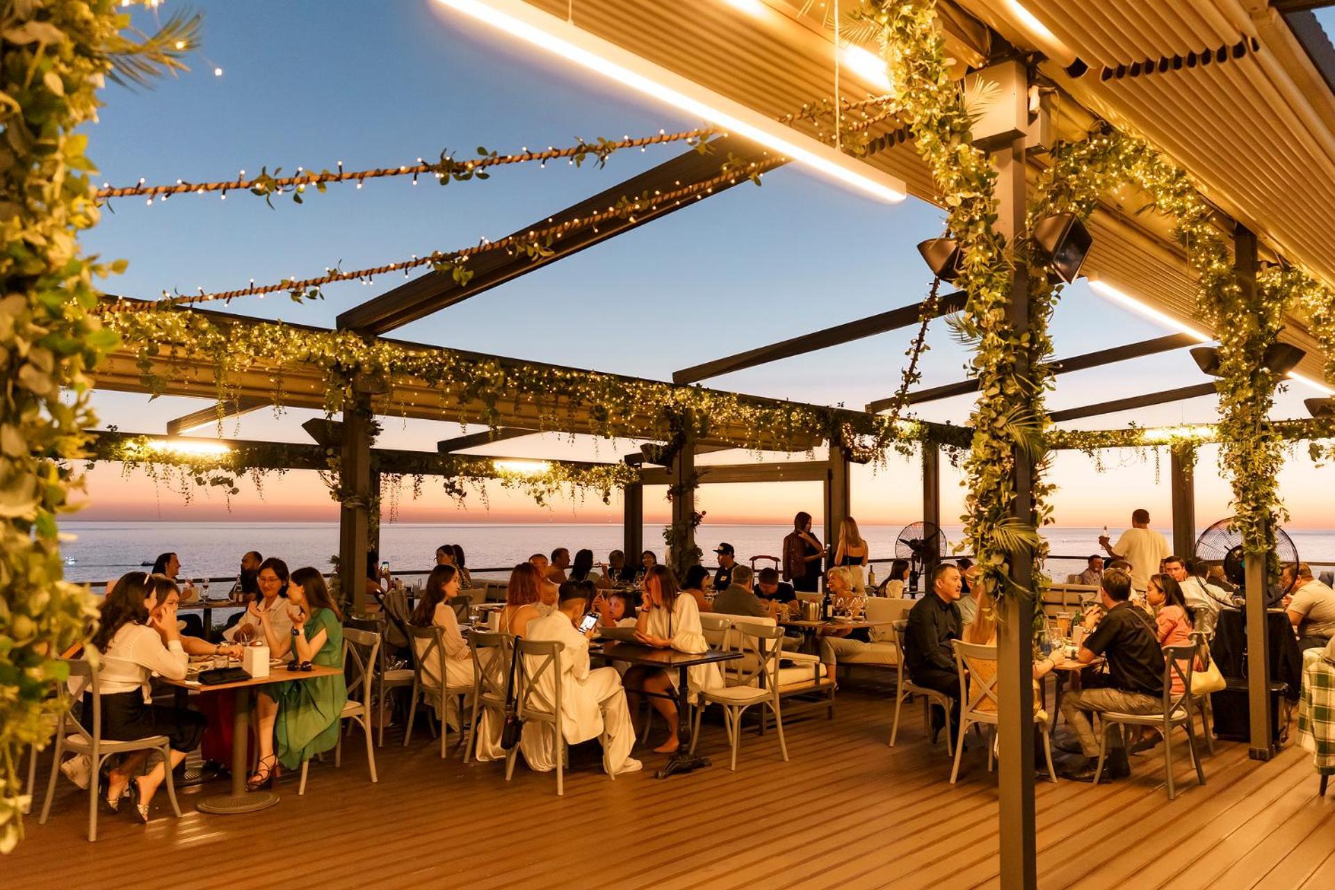 Caspian Riviera Grand Palace Hotel Aktau  Exteriör bild The Sky Bar