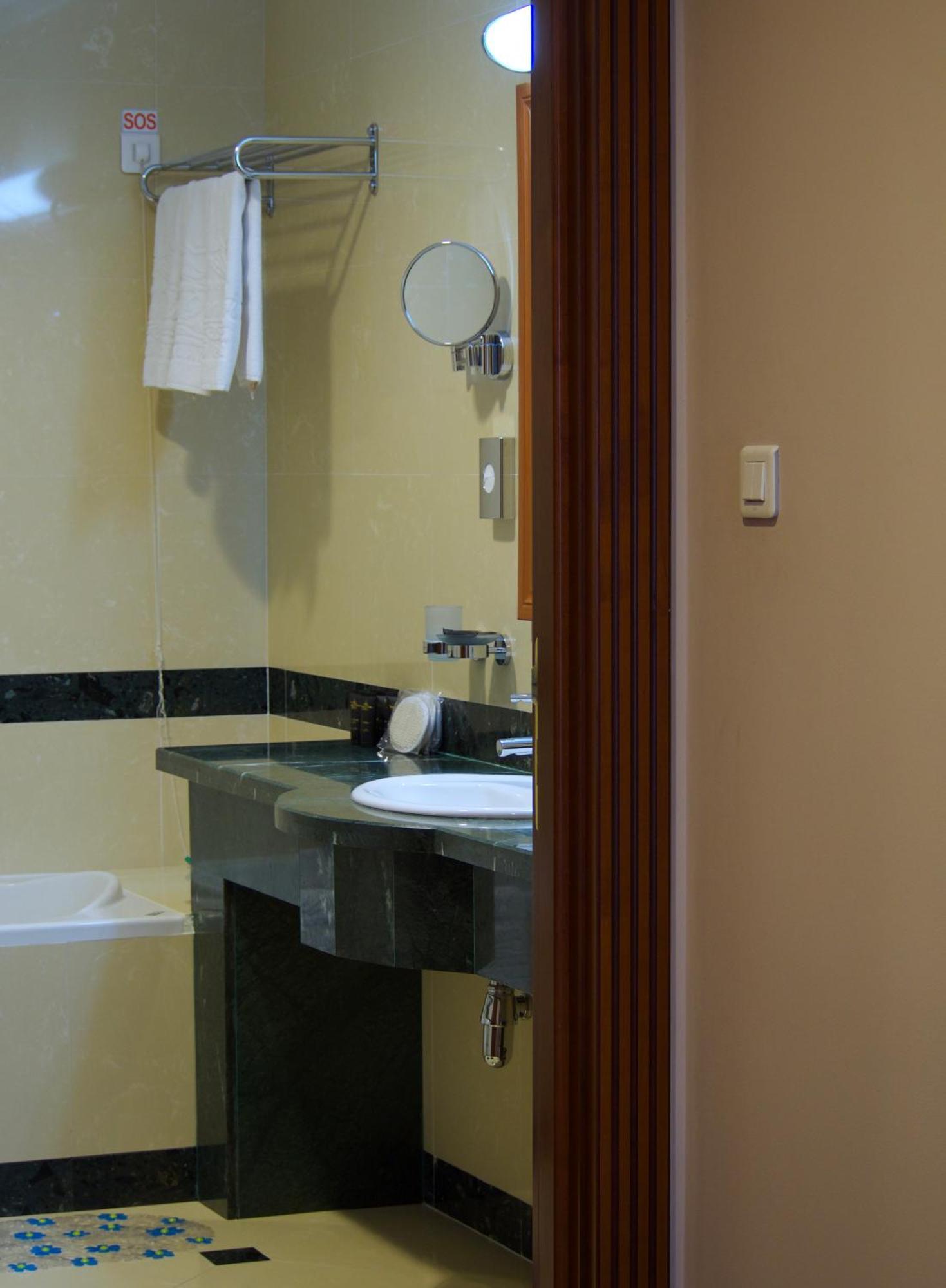 Caspian Riviera Grand Palace Hotel Aktau  Exteriör bild A bathroom in a hotel