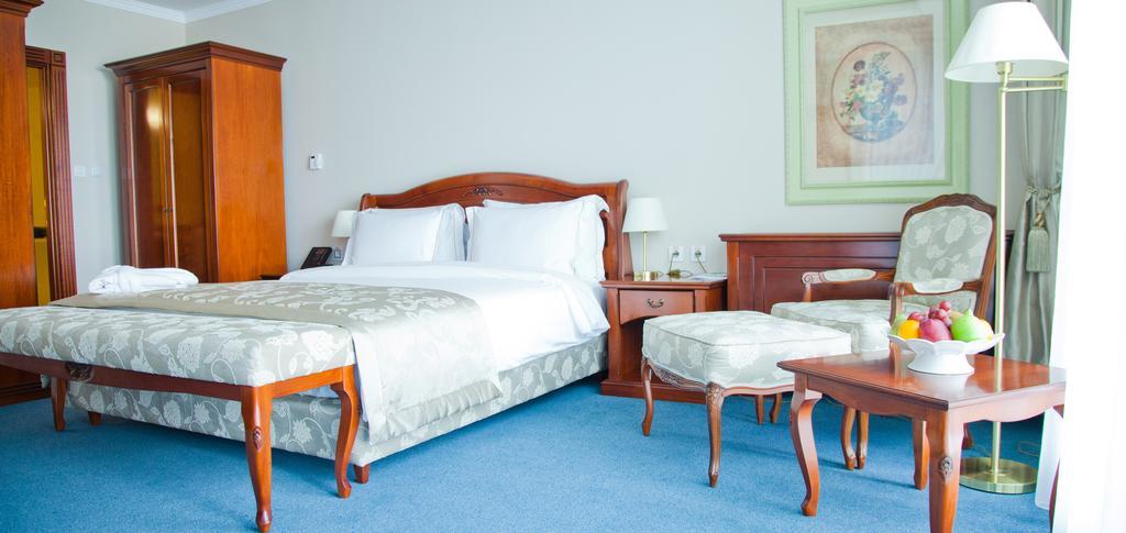 Caspian Riviera Grand Palace Hotel Aktau  Exteriör bild A bedroom at the hotel