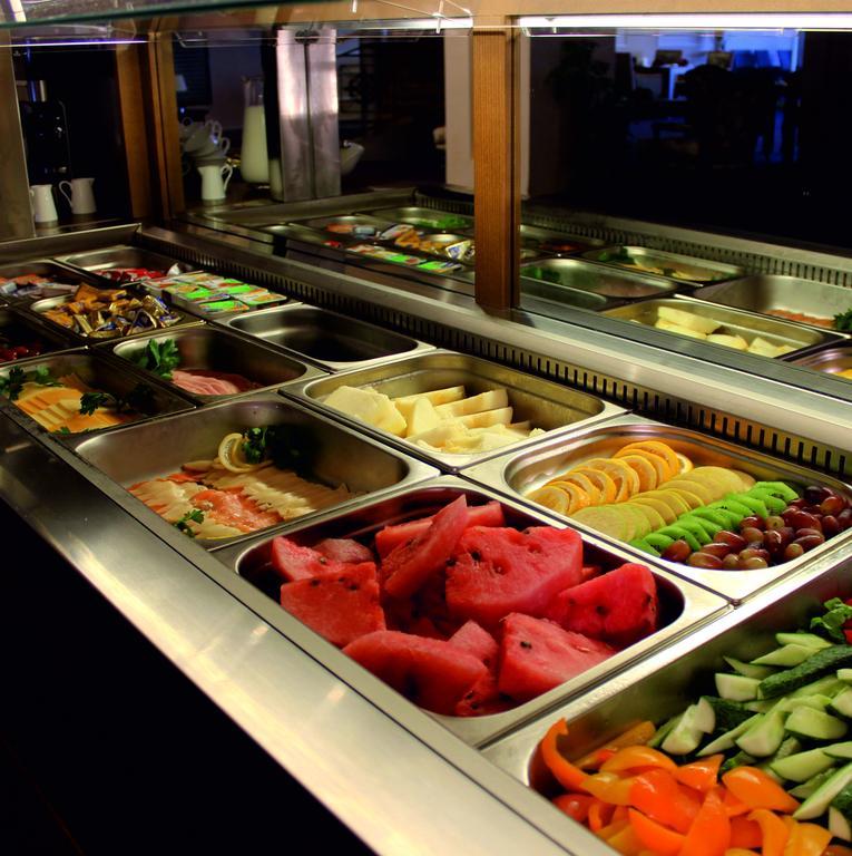 Caspian Riviera Grand Palace Hotel Aktau  Exteriör bild A salad bar