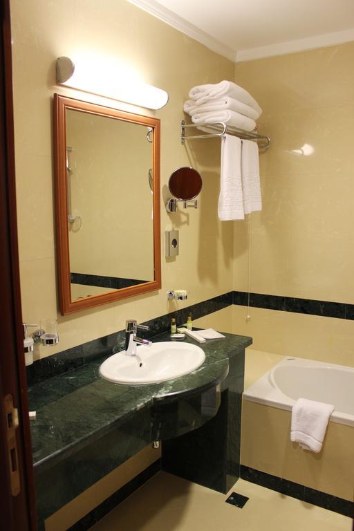 Caspian Riviera Grand Palace Hotel Aktau  Exteriör bild A bathroom in a hotel