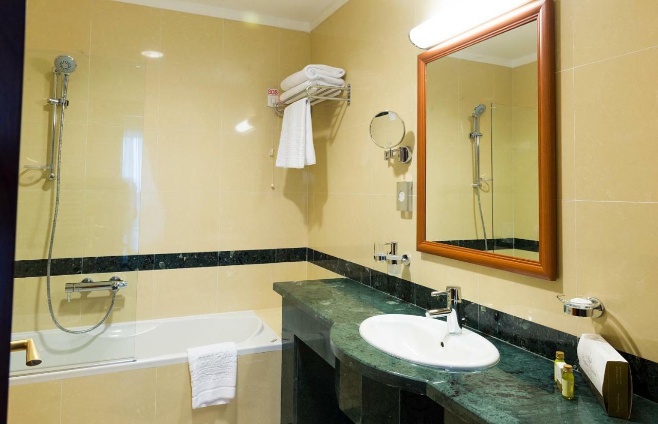 Caspian Riviera Grand Palace Hotel Aktau  Exteriör bild Bathroom